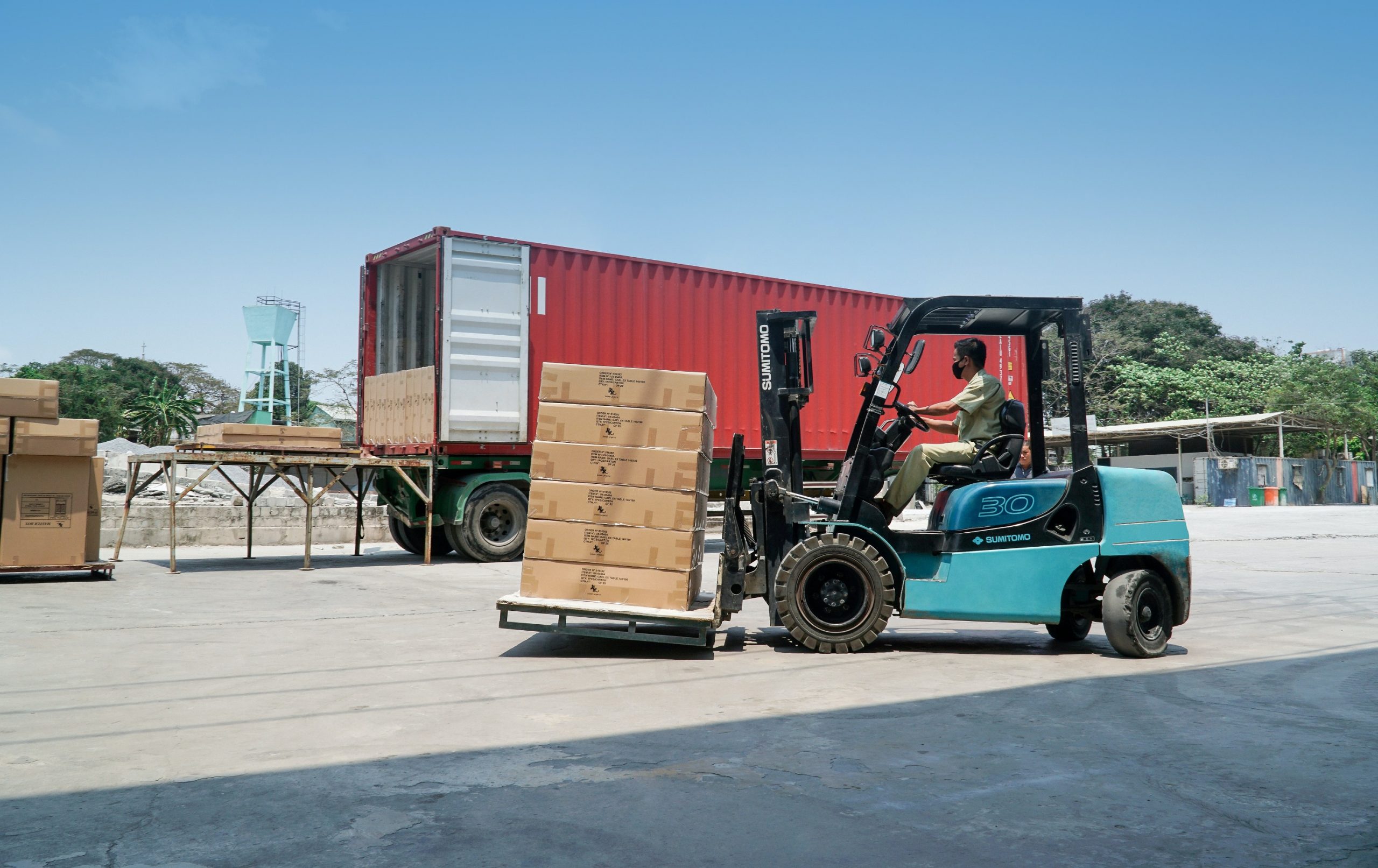 Перевозка небольших грузов. Машина в контейнере. Перевозка грузов. Международные перевозки. Global Market Logistic 2022.
